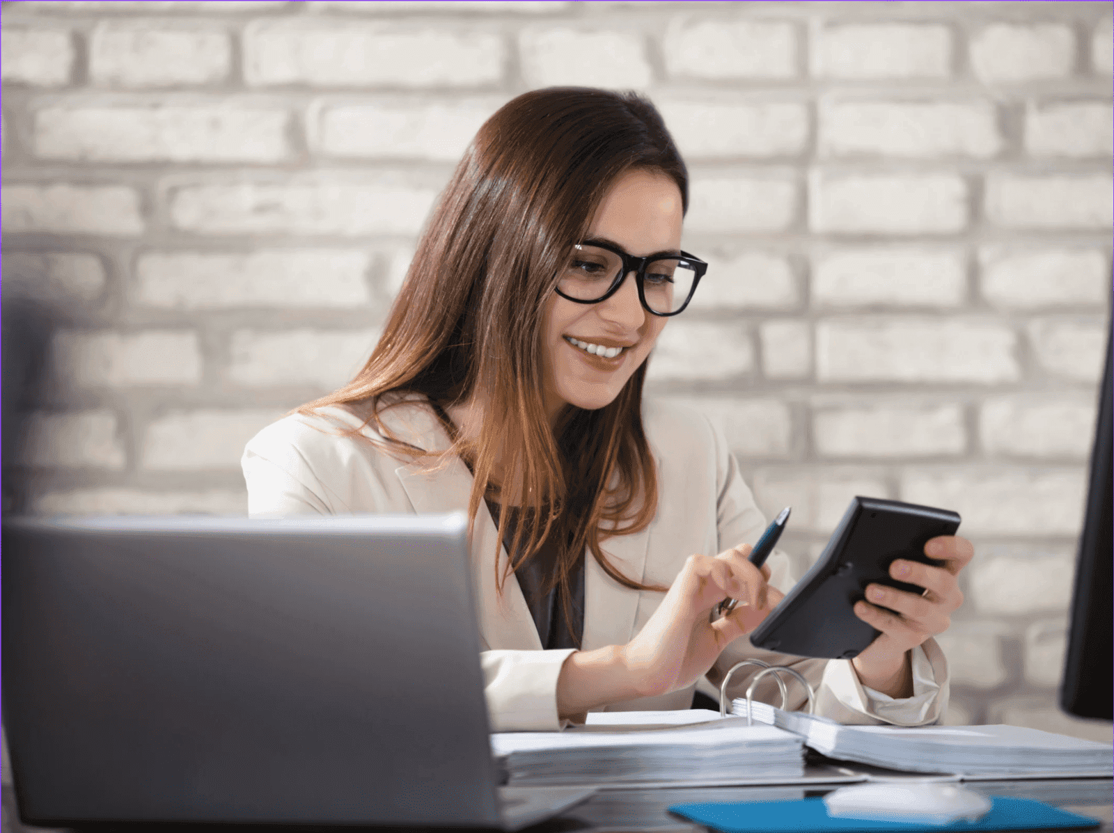 Expert-comptable au bureau, consultant les exports comptables de ses dossiers clients
